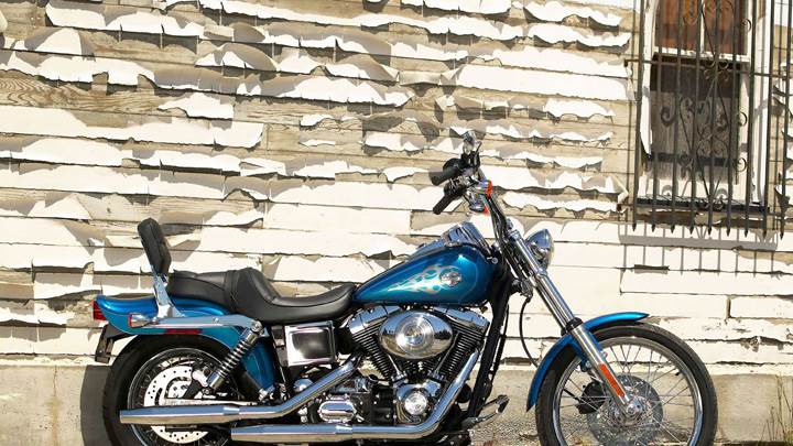 Side Pose Of Harley-Davidson FXDC Dyna In Blue
